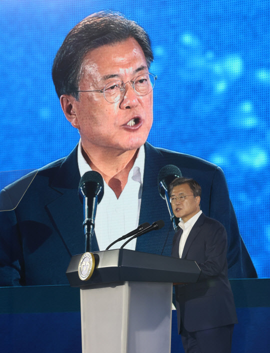 7일 문재인 대통령이 인천광역시 서구 현대모비스 수소연료전지공장 투자 예정지에서 열린 수소경제 성과 및 수소 선도국가 비전보고에서 발언하고 있다. 연합뉴스.